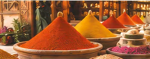 Épices colorées sur un marché de Marrakech — couleurs de la terre